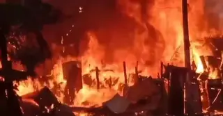 নারায়ণগঞ্জে ইজিবাইক গ্যারেজে অগ্নিকাণ্ড; ছড়িয়ে পড়ে ঝুটের গোডাউনেও